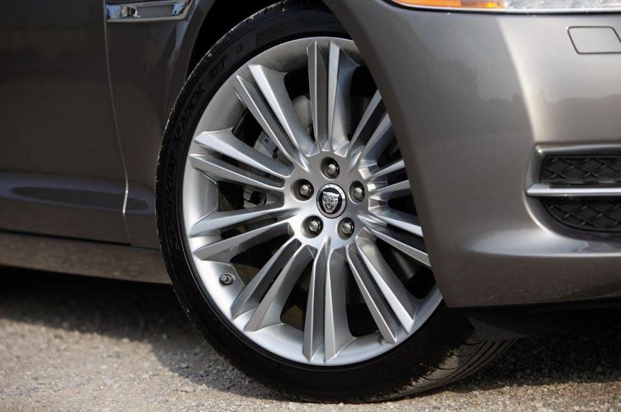  Jaguar XJL 2011 года  (фото 40 из 44)